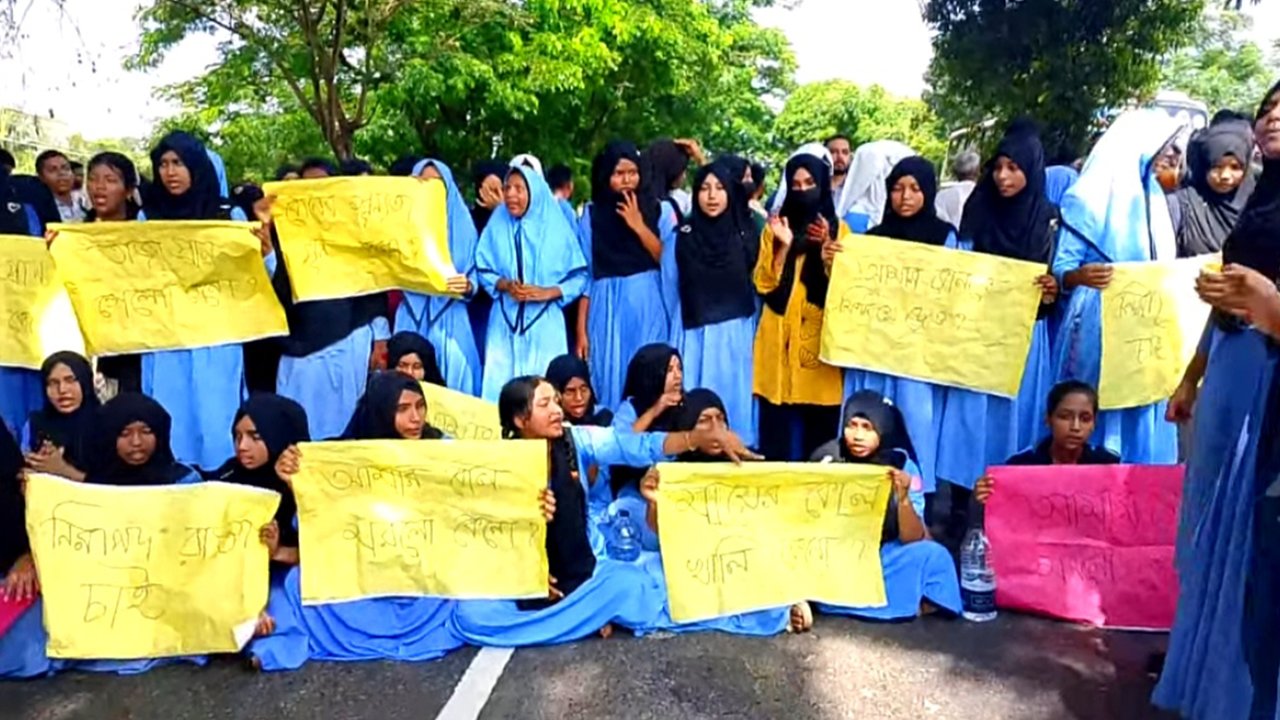 ঢাকা-চট্টগ্রাম মহাসড়ক অবরোধ করে শিক্ষার্থীদের বিক্ষোভ