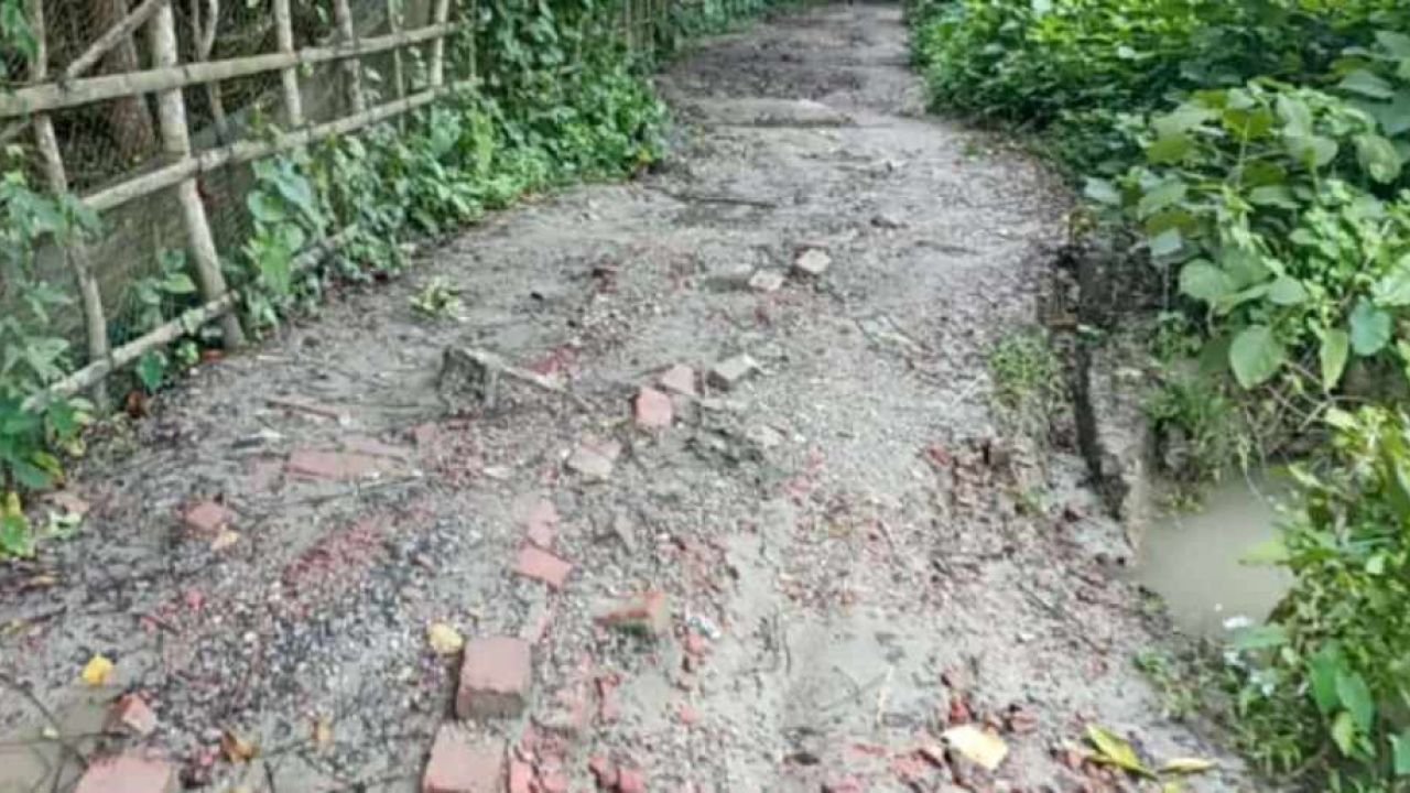 বরিশালের বানারীপাড়া উপজেলার পূর্ব সৈয়দকাঠি গ্রামের বেগম রোকেয়া হাফিজিয়া মাদ্রাসার সামনে রাস্তার বেহাল দশা