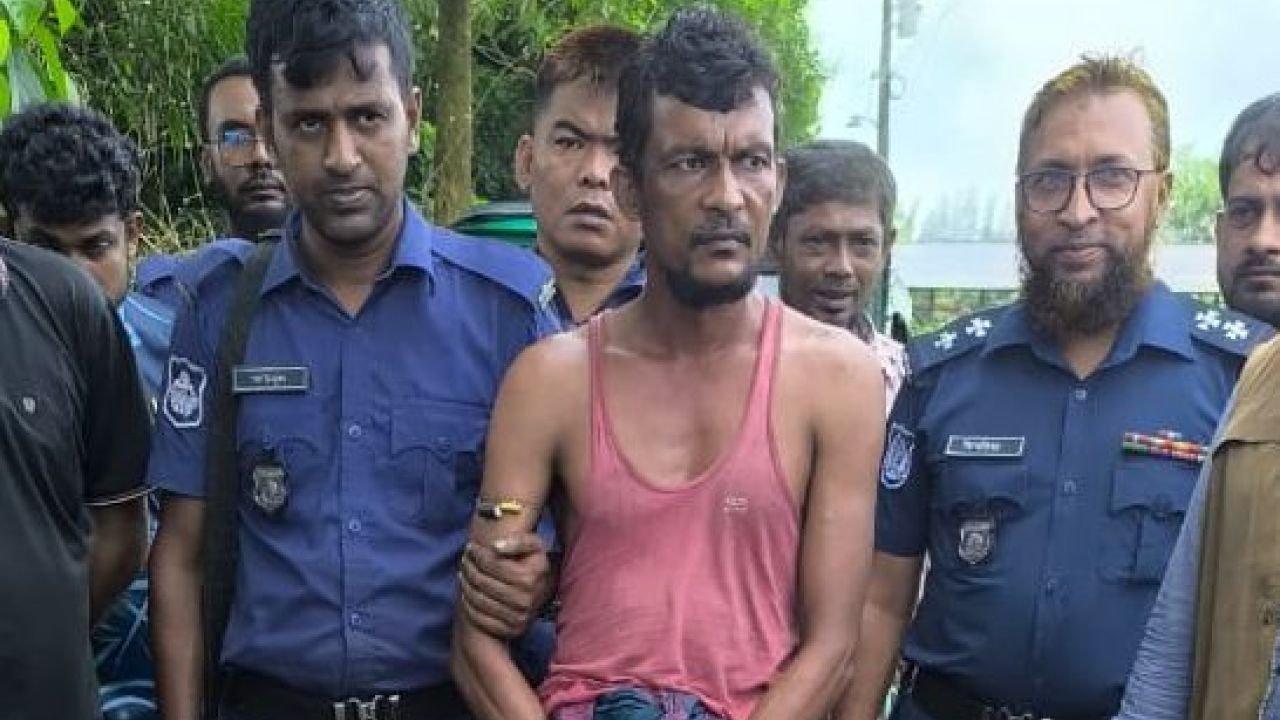 ফেনীতে ছিনতাইকৃত পুলিশের অস্ত্রসহ গ্রেফতার ৩