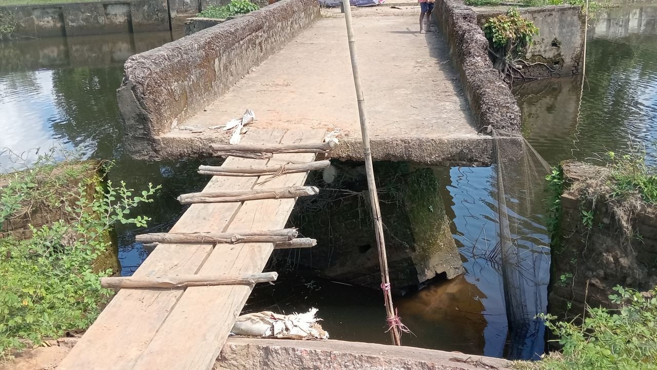 বাঘাইছড়ির মধ্যম পাড়ার সংযোগ সড়ক ভেঙে যোগাযোগ বিচ্ছিন্ন দুর্ভোগে শিক্ষার্থী ও এলাকাবাসী