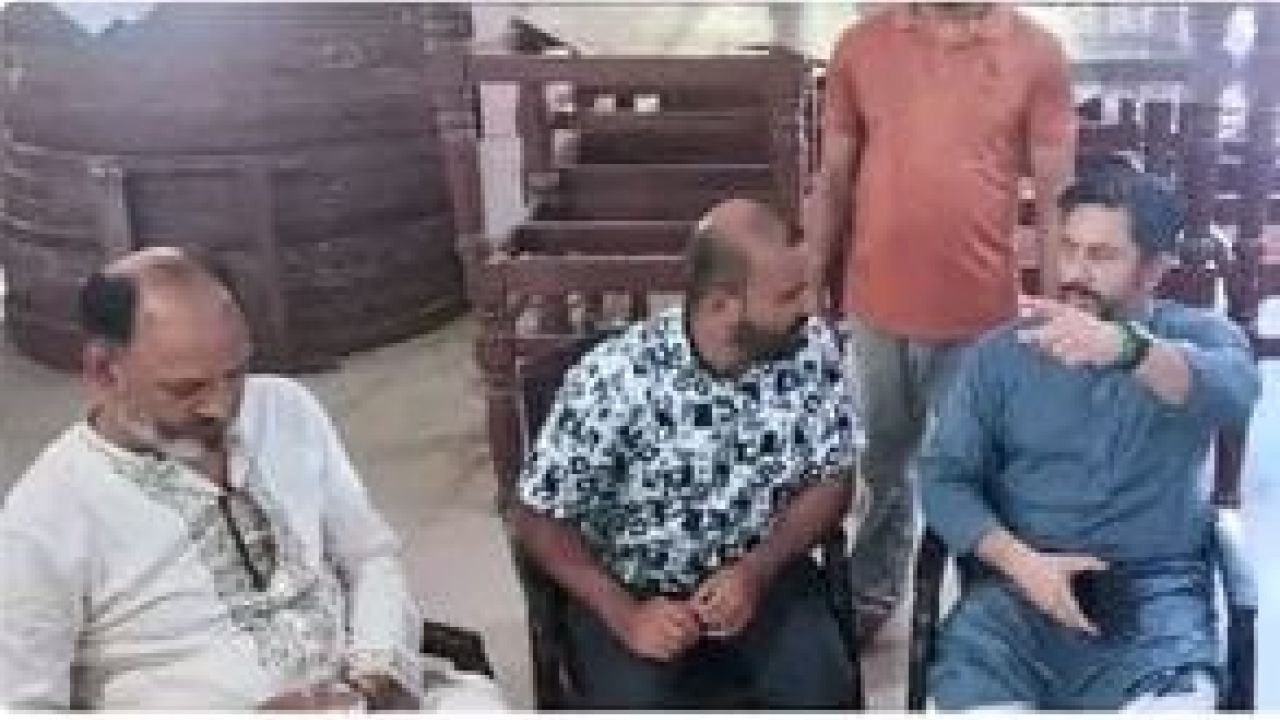 পতেঙ্গার ফুটপাত দখল করে চাঁদাবাজির সাম্রাজ্য