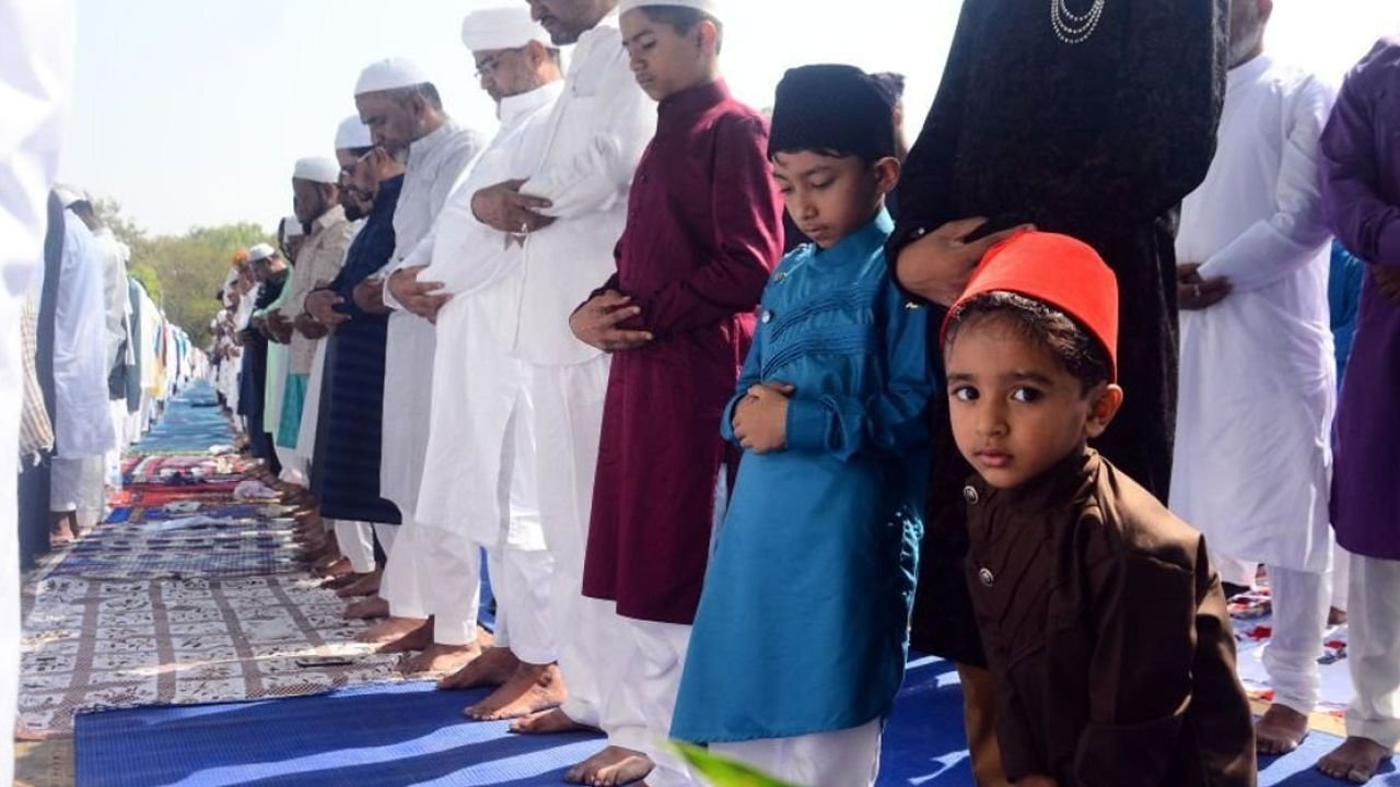 মৃত ব্যক্তিকে মাটি দেওয়ার সময় যে দোয়া পড়বেন