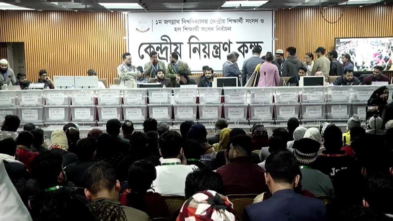 জকসু নির্বাচনে ১৩ কেন্দ্রের ফল ঘোষণা, যেসব প্যানেলে যারা এগিয়ে 