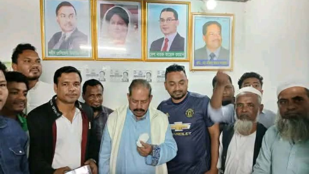 শায়েস্তাবাদ ইউনিয়ন বাজারে অগ্নিকাণ্ডে ক্ষতিগ্রস্তদের আর্থিক সহযোগিতার আশ্বাস ধানের শীষের প্রার্থী মজিবুর রহমান সরোয়ারের