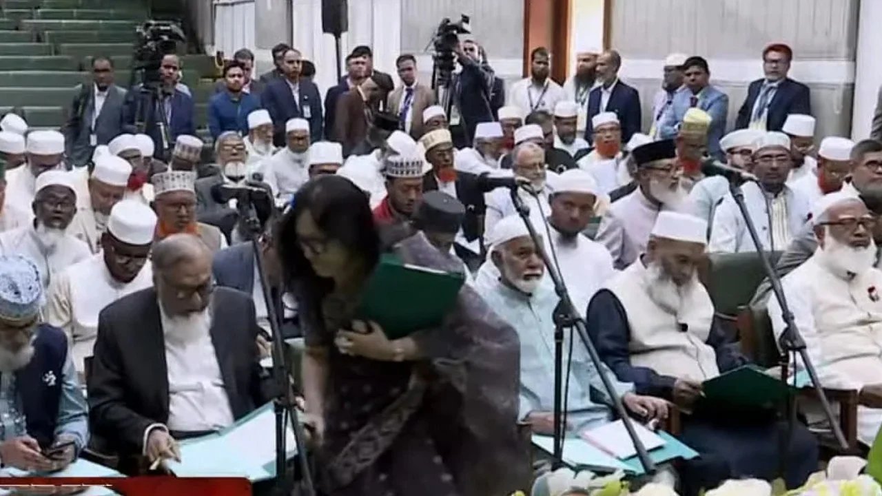 সংবিধান সংস্কার পরিষদ শপথ শুরু হতেই বেরিয়ে গেলেন রুমিন-ইশরাক